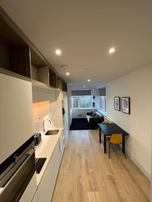 Luxx Apartment & Suites, London Heathrow Airport, Terminal 4, Piccadilly Underground Train Station Nearby! Хитроу Экстерьер фото