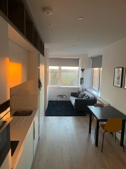 Luxx Apartment & Suites, London Heathrow Airport, Terminal 4, Piccadilly Underground Train Station Nearby! Хитроу Экстерьер фото