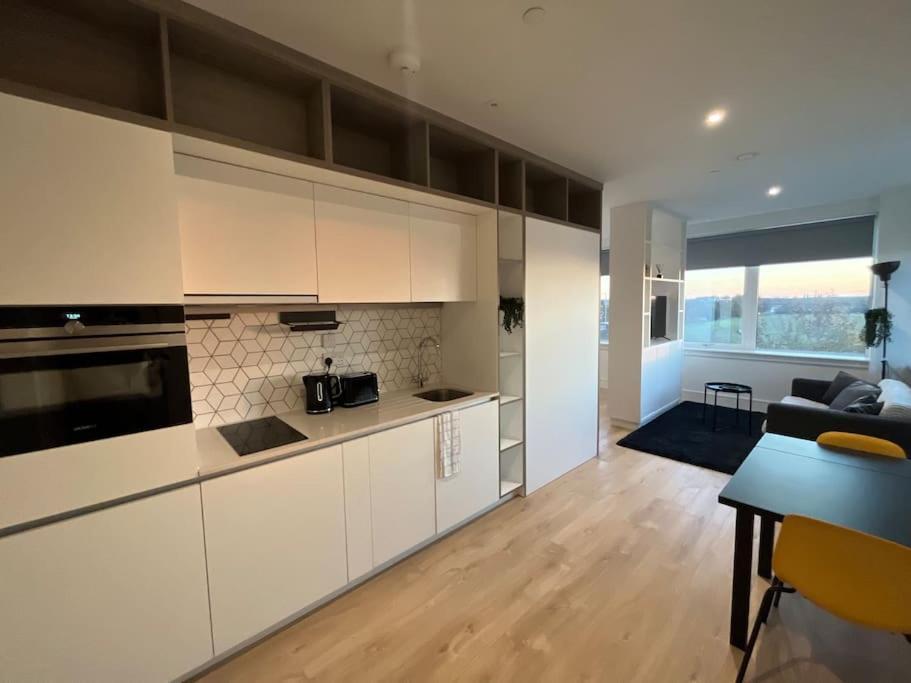 Luxx Apartment & Suites, London Heathrow Airport, Terminal 4, Piccadilly Underground Train Station Nearby! Хитроу Экстерьер фото