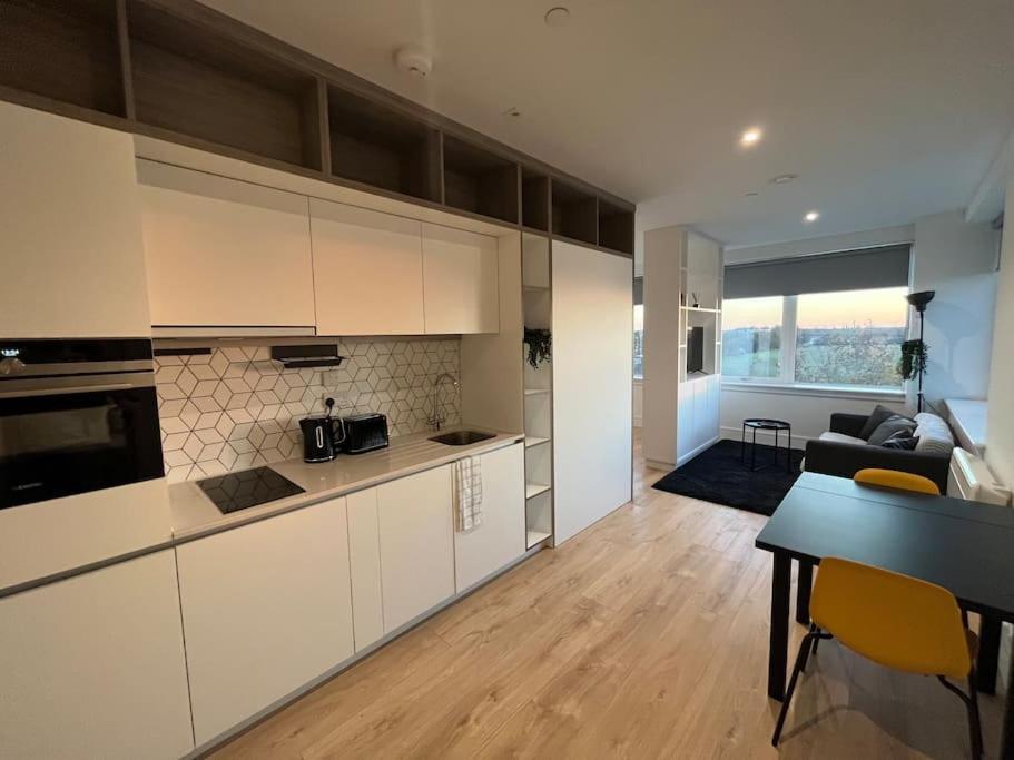 Luxx Apartment & Suites, London Heathrow Airport, Terminal 4, Piccadilly Underground Train Station Nearby! Хитроу Экстерьер фото