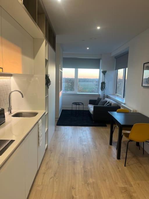 Luxx Apartment & Suites, London Heathrow Airport, Terminal 4, Piccadilly Underground Train Station Nearby! Хитроу Экстерьер фото