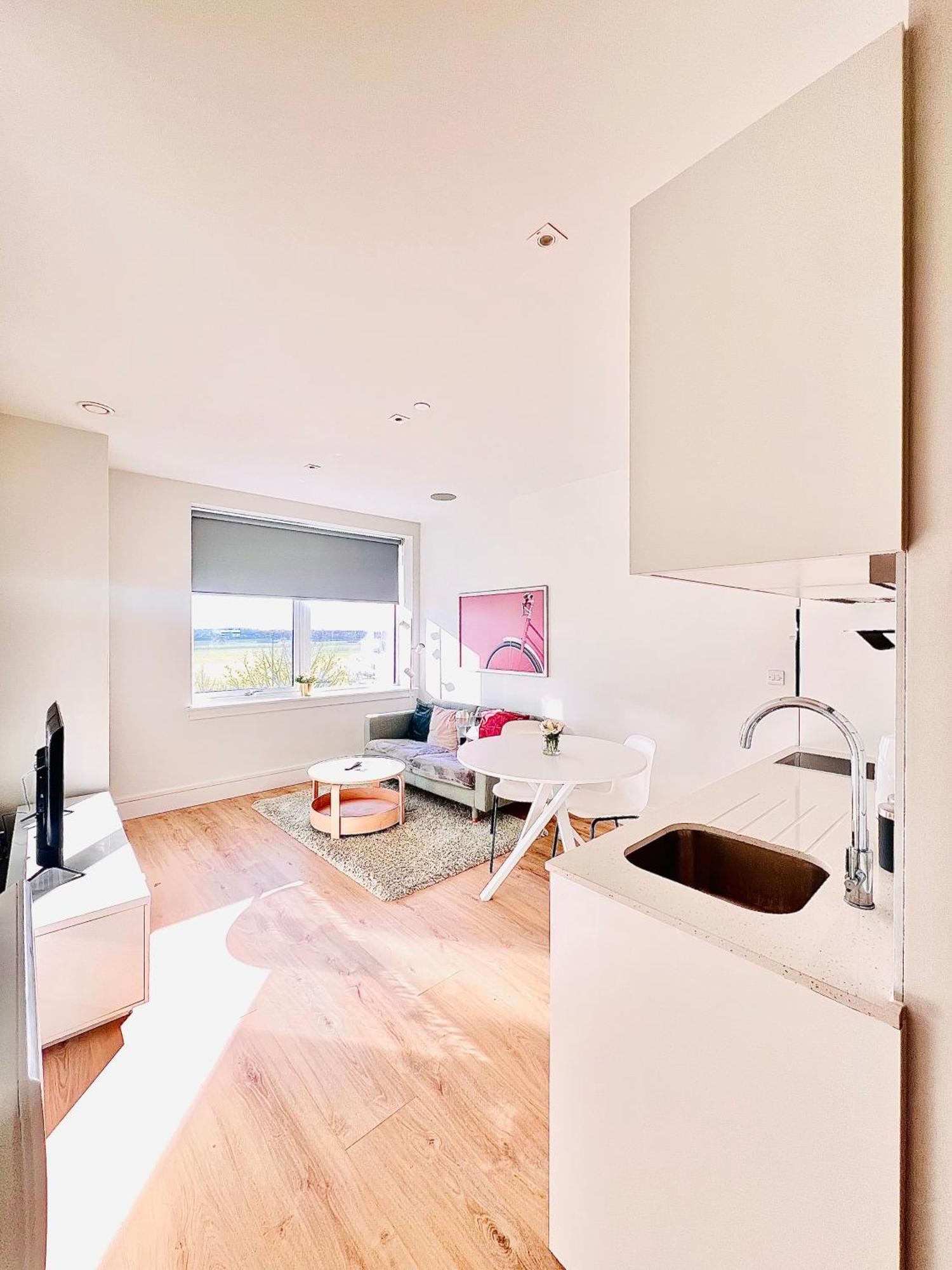 Luxx Apartment & Suites, London Heathrow Airport, Terminal 4, Piccadilly Underground Train Station Nearby! Хитроу Экстерьер фото